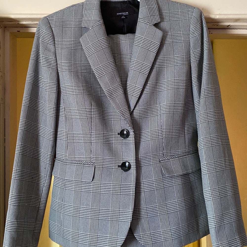 Joes Wear Womens Sophisticated suit. Like New!